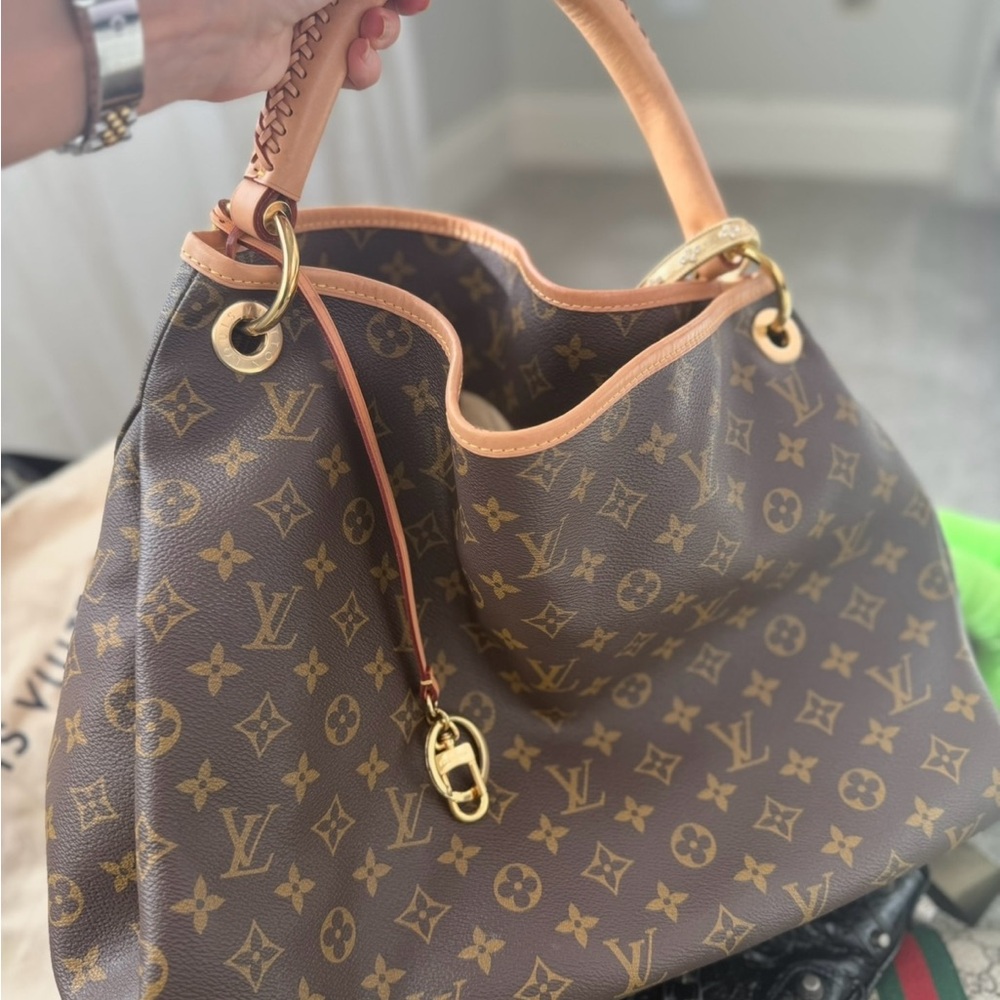 Louis Vuitton ARTSY EXCELLENT CONDITION!!! 2022 bag!